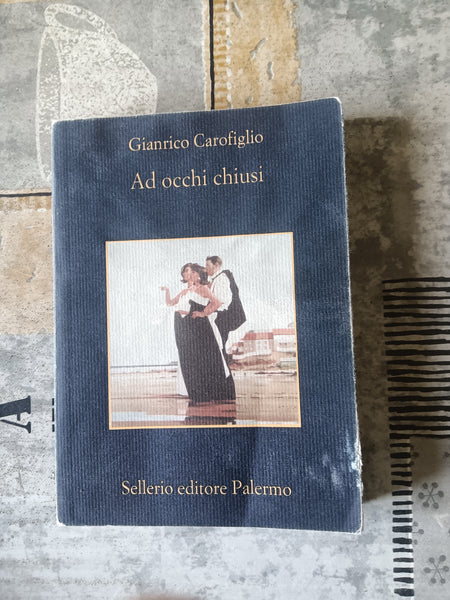 Ad occhi chiusi | Gianrico Carofiglio - Sellerio