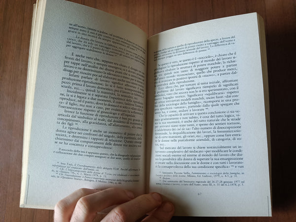 Donne a scuola. Bisogno di conoscenza e ricerca di identità | Aa.Vv - Il Mulino