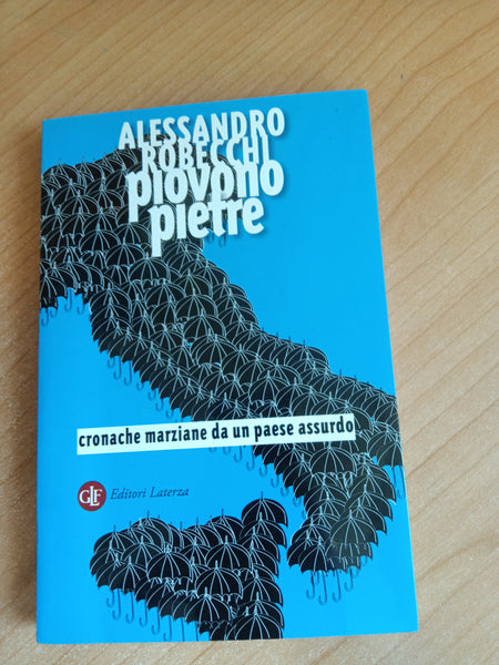 Piovono pietre. Cronache marziane da un paese | Alessandro Robecchi - Laterza