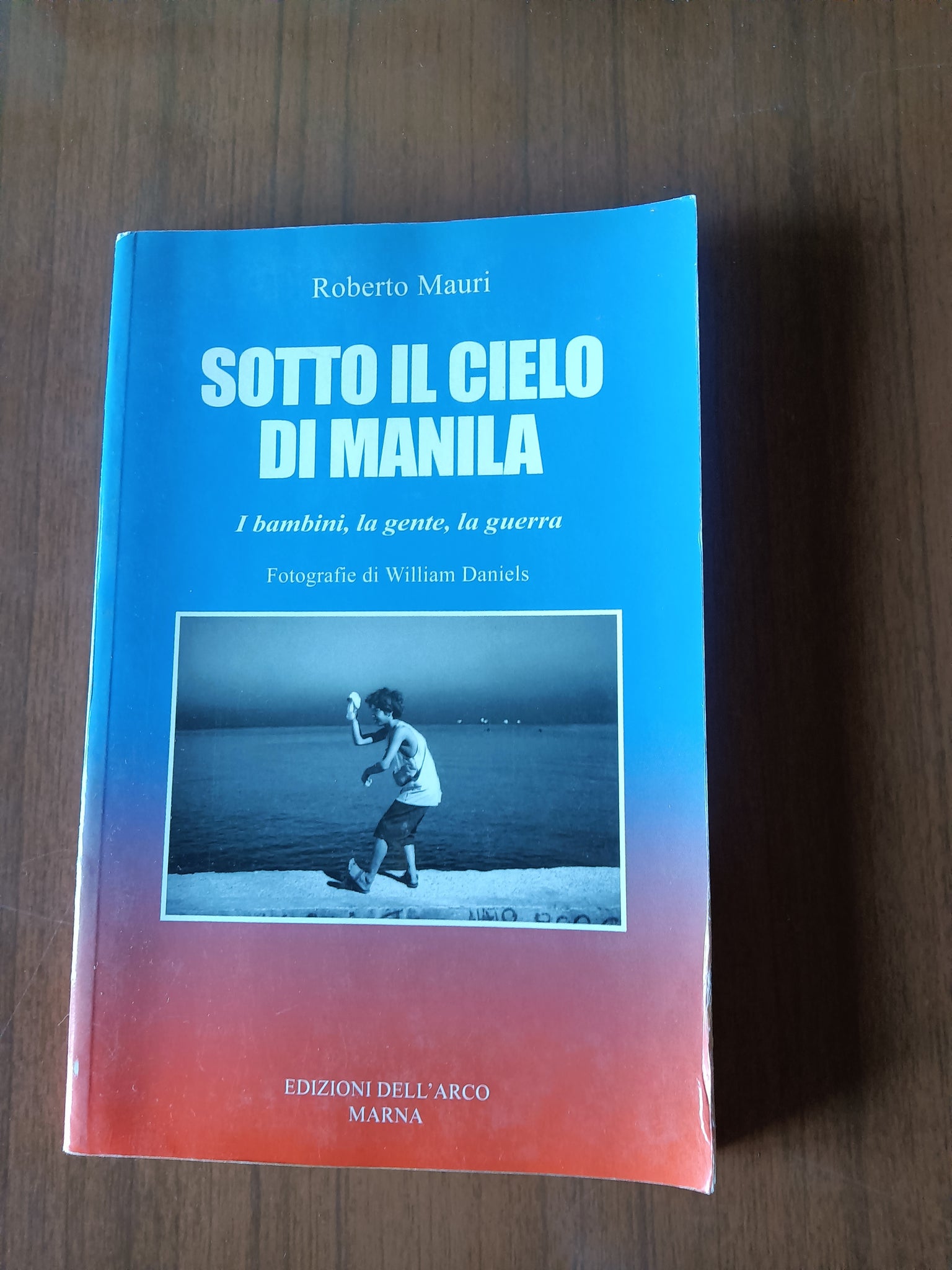 Sotto il cielo di Manila. I bambini, la gente, la guerra | Roberto Mauri