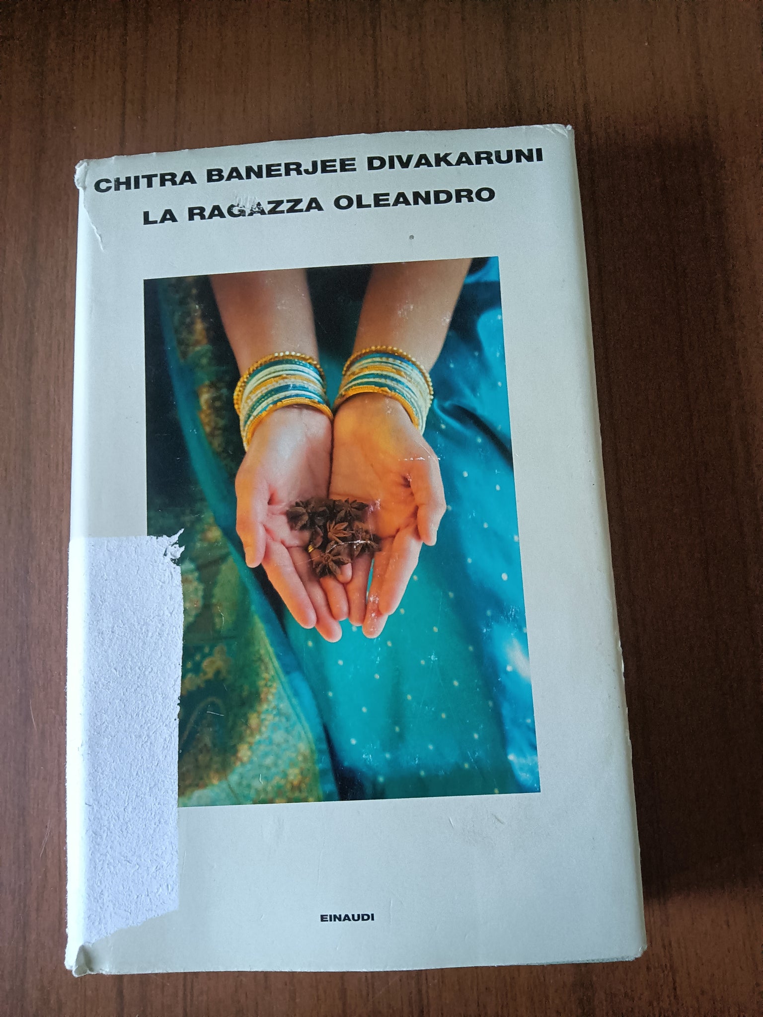 La ragazza oleandro | Chitra Banerjee Divakaruni - Einaudi