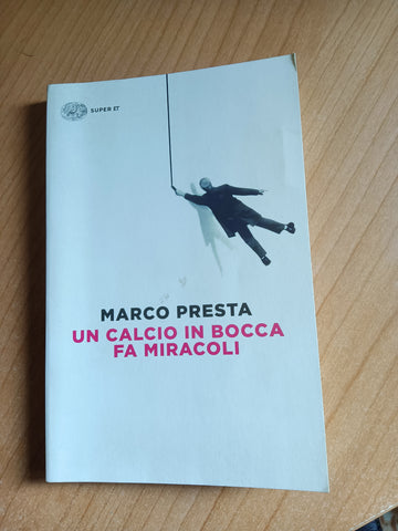 Un calcio in bocca fa miracoli | Marco Presta - Einaudi