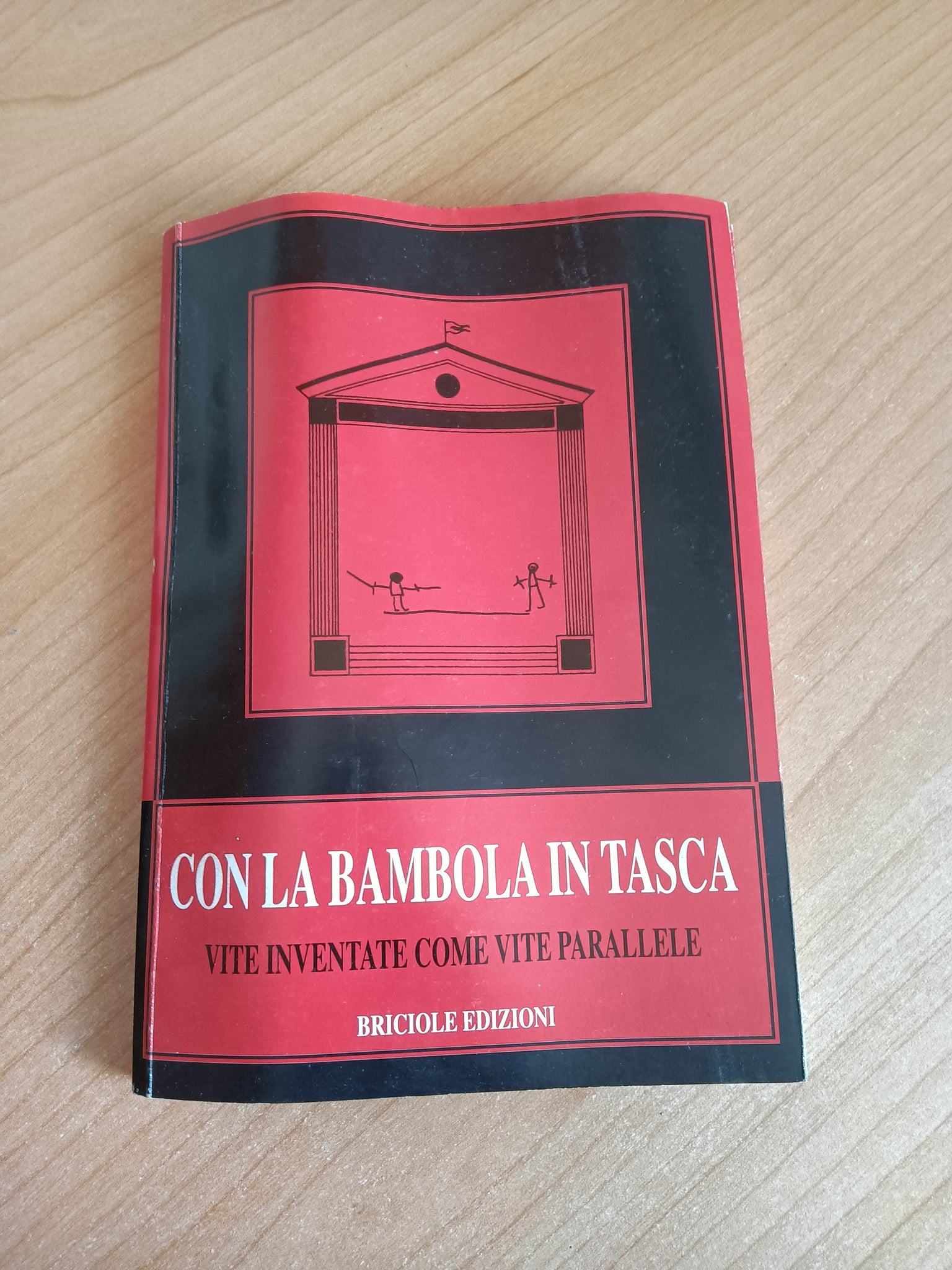 Con la bambola in tasca. Vite inventate come vite parallele