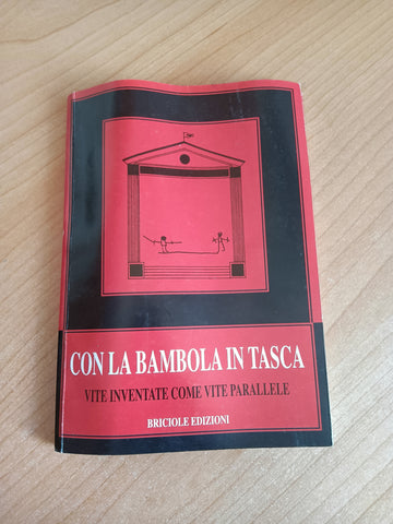 Con la bambola in tasca. Vite inventate come vite parallele