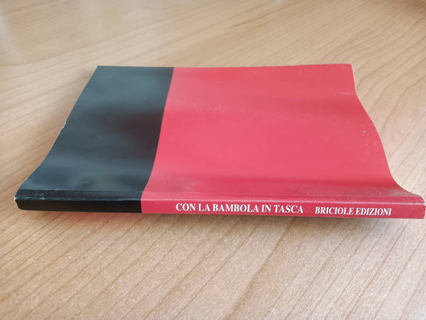 Con la bambola in tasca. Vite inventate come vite parallele