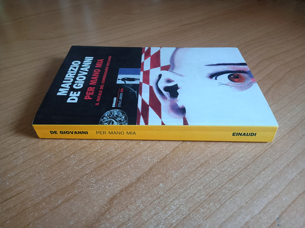 Per mano mia. Il natale del commissario Ricciardi | Maurizio de Giovanni - Einaudi