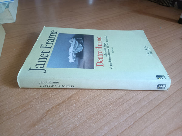 Dentro. Il muro | Janet Frame