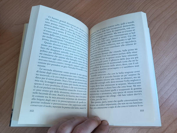 Attraverso la steppa in fiamme. Una bambina impara a sopravvivere | Elena Kozina - Frassinelli