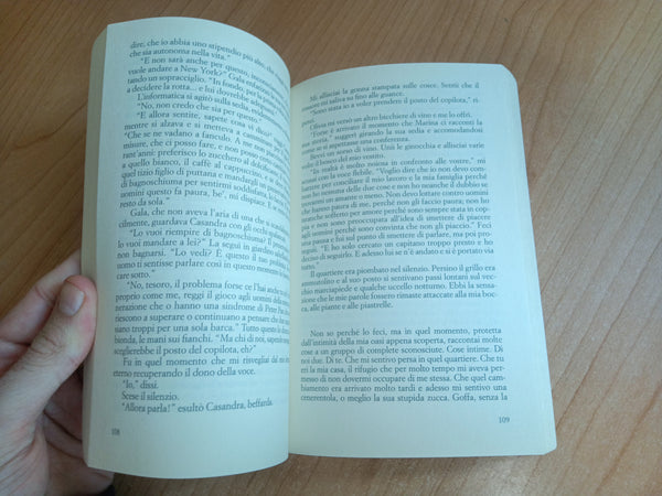 Donne che comprano i fiori | Vanessa Montfort - Feltrinelli