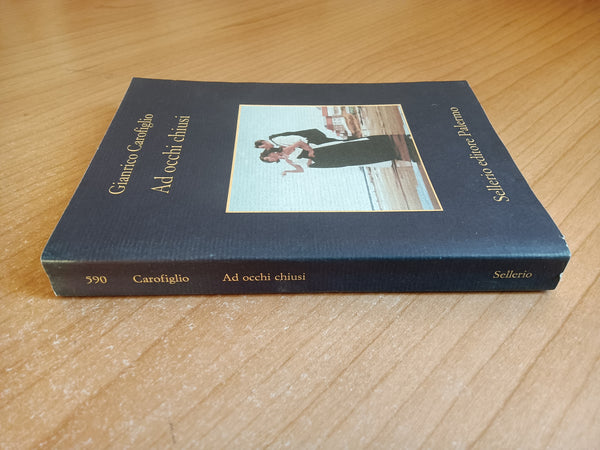 Ad occhi chiusi | Gianrico Carofiglio - Sellerio