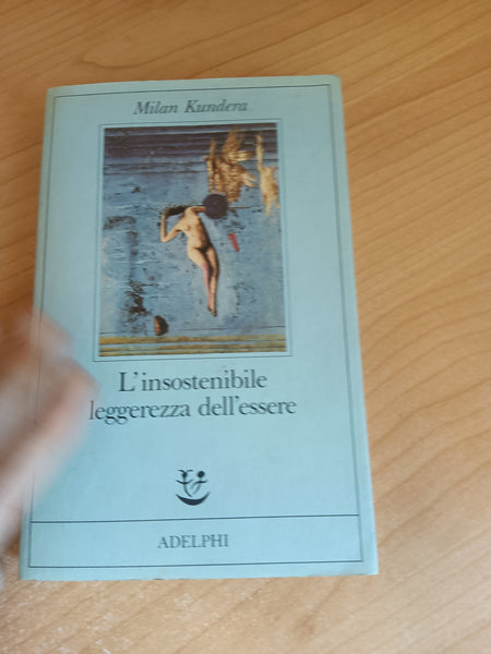 L’insostenibile leggerezza dell’essere | Milan Kundera - Gli Adelphi
