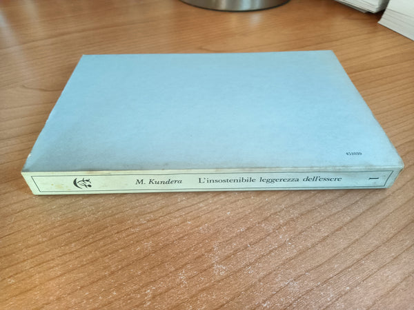 L’insostenibile leggerezza dell’essere | Milan Kundera - Gli Adelphi