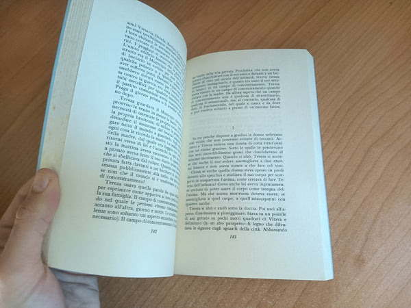L’insostenibile leggerezza dell’essere | Milan Kundera - Gli Adelphi