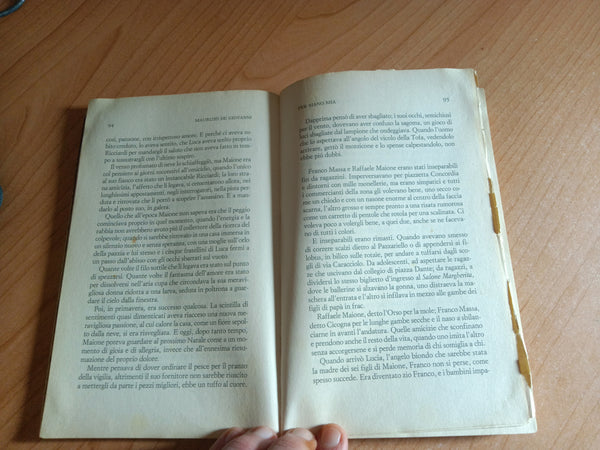 Per mano mia. Il Natale del commissario Ricciardi | Maurizio de Giovanni - Einaudi