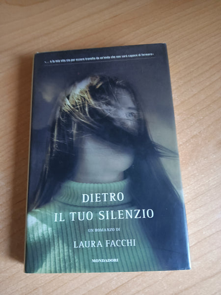 Dietro il tuo silenzio | Laura Facchi - Mondadori