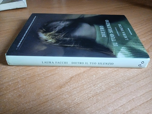 Dietro il tuo silenzio | Laura Facchi - Mondadori