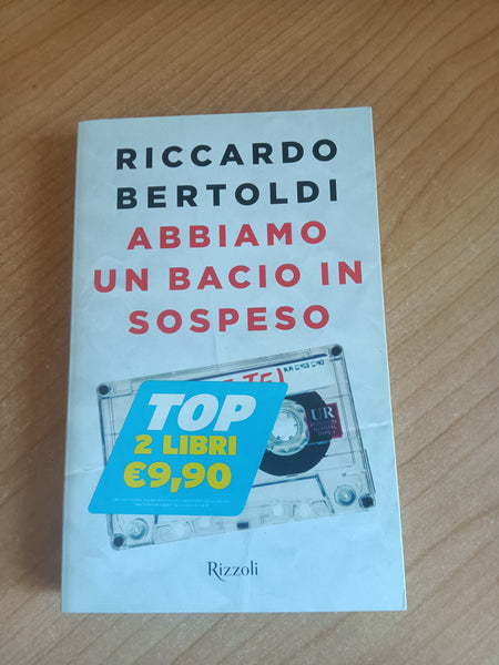 Abbiamo un bacio in sospeso | Riccardo Bertoldi - Rizzoli