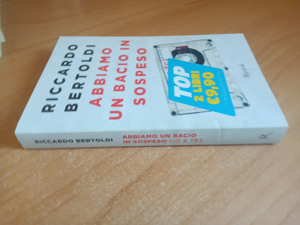 Abbiamo un bacio in sospeso | Riccardo Bertoldi - Rizzoli