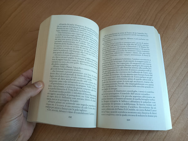 Le maschere dell’eroe | Juan Manuel de Prada - Edizioni e/o