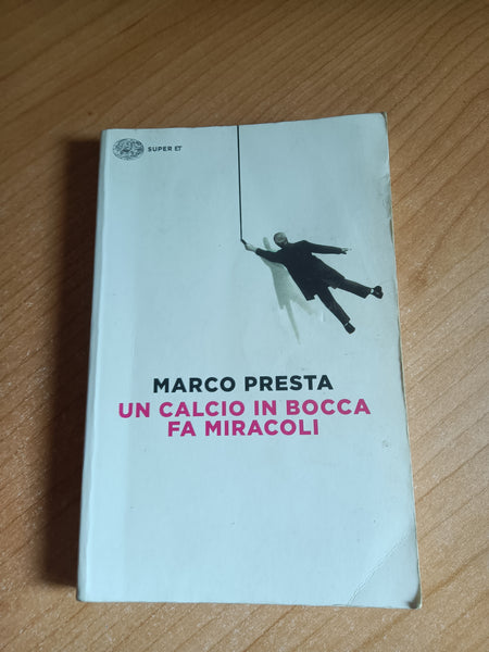 Un calcio in bocca fa miracoli | Marco Presta - Einaudi
