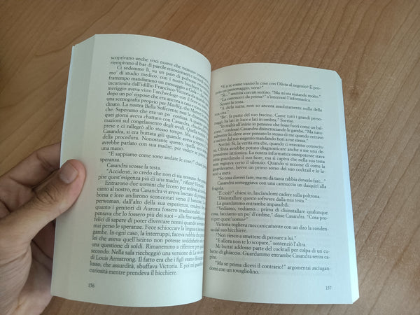 Donne che comprano fiori | Vanessa Montfort - Feltrinelli