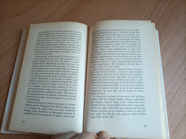 Una testa tagliata | Iris Murdoch - Feltrinelli