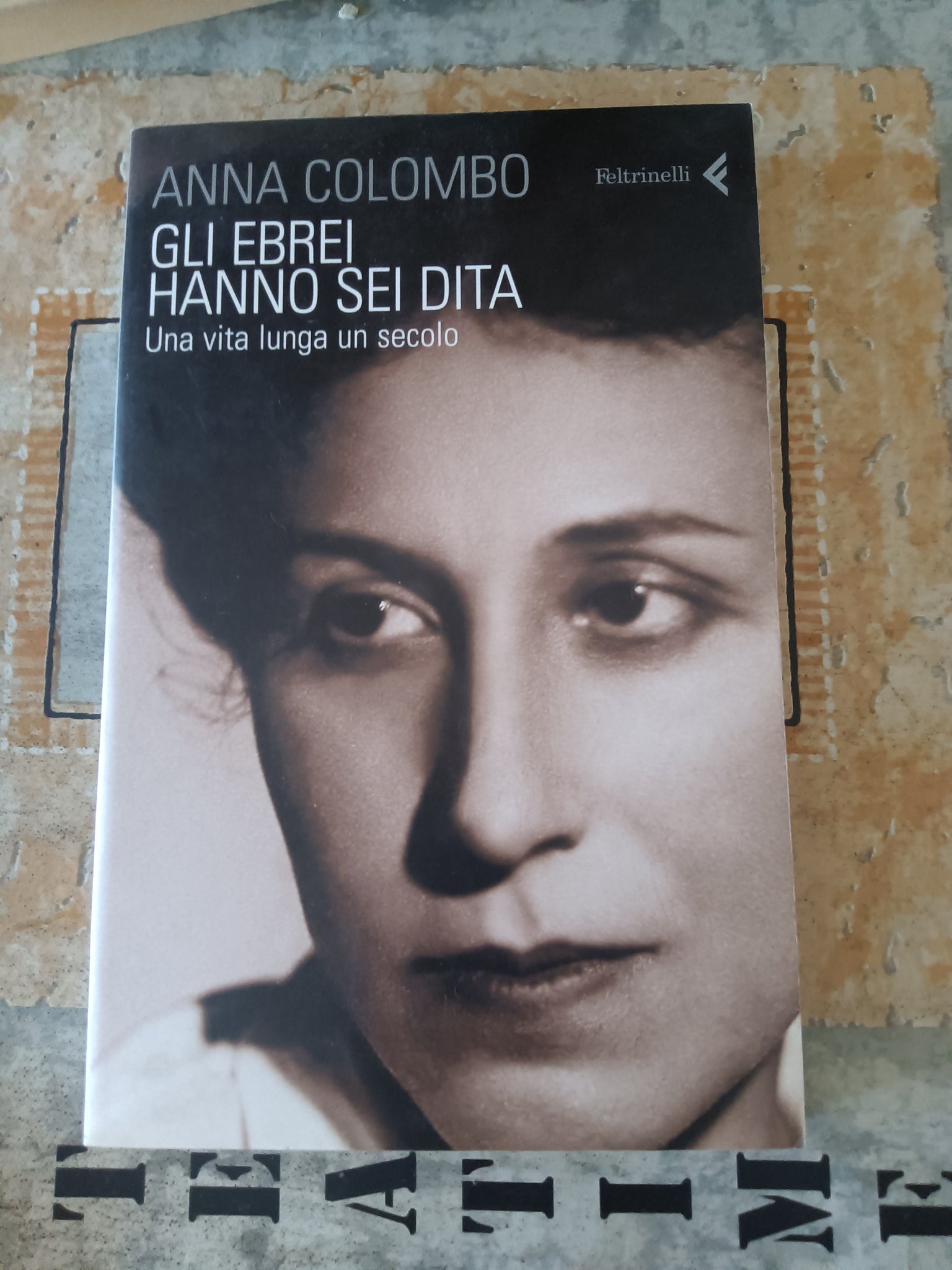 Gli ebrei hanno sei dita. Una vita lunga un secolo | Anna Colombo - Feltrinelli