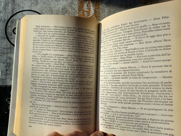 La Tass è autorizzata ad annunciare… | J. Semionova - Mondadori