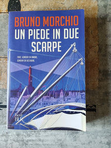 Un piede in due scarpe | Bruno Morchio - Rizzoli