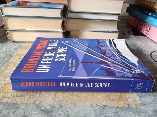 Un piede in due scarpe | Bruno Morchio - Rizzoli