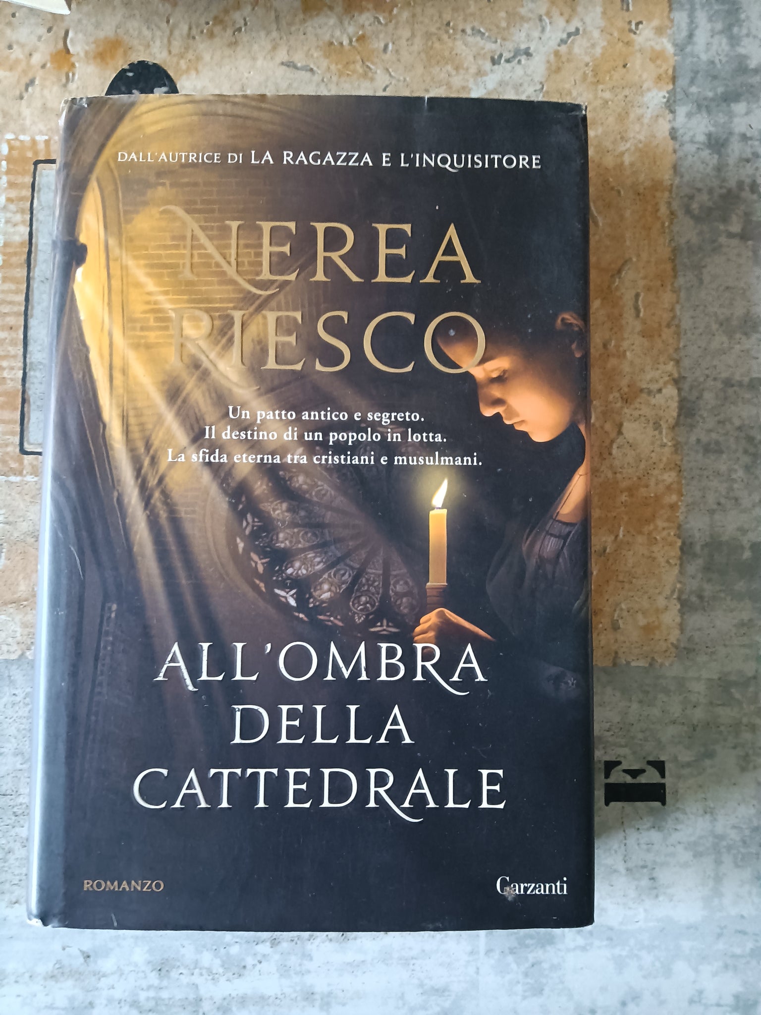 All’ombra della cattedrale | Nerea Riesco - Garzanti