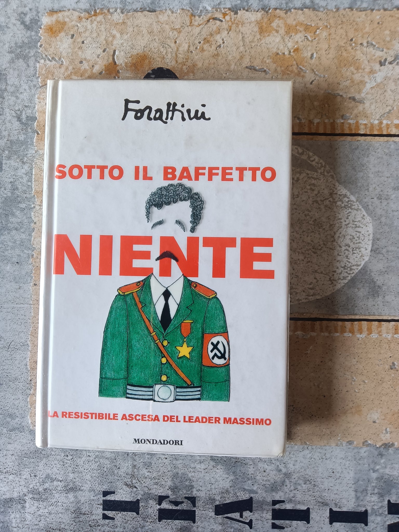 Sotto il baffetto niente la resistibile ascesa del leader Massimo | Giorgio Forattini - Mondadori