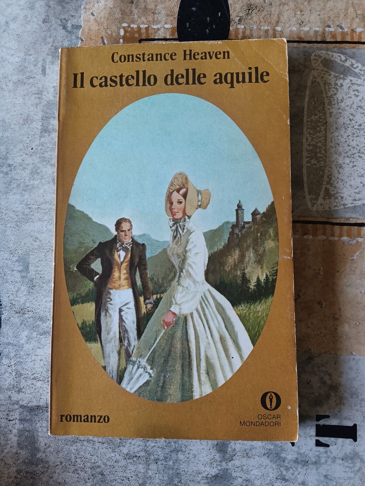 Il castello delle aquile | Constance Heaven -  Mondadori