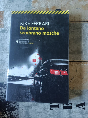 Da lontano sembrano mosche | Kike Ferrari - Feltrinelli