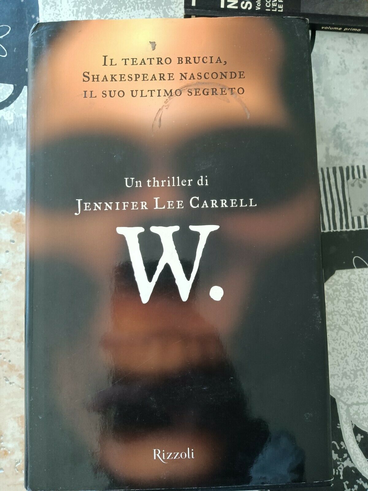 Il teatro brucia, Shakespeare nasconde il suo ultimo segreto | Jennifer Lee Carrell - Rizzoli